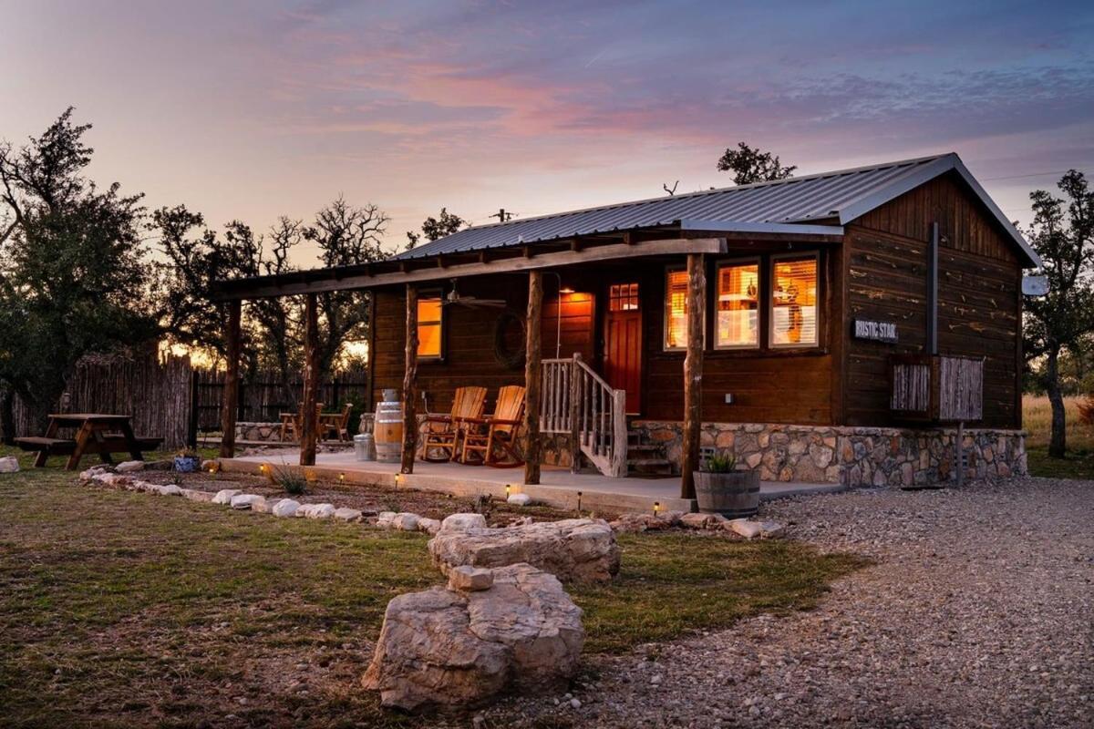 Rockin' R - Rustic Star Cabin Фредеріксбург Екстер'єр фото