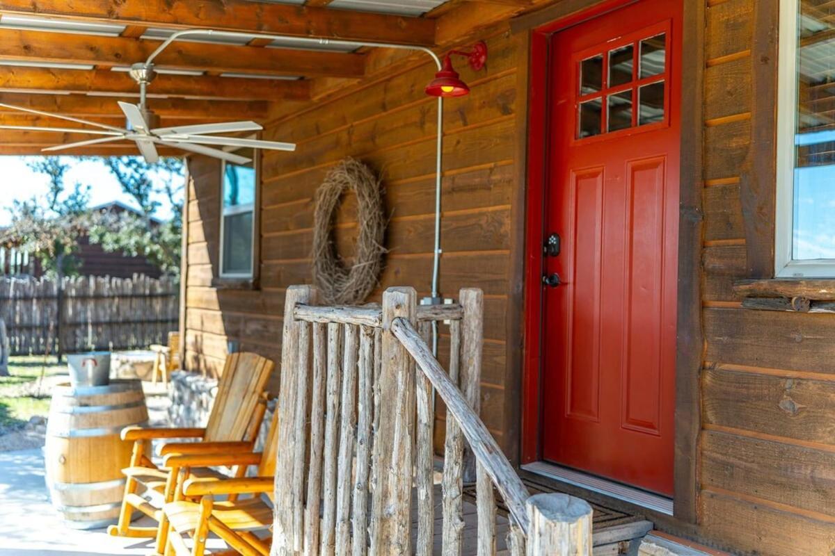 Rockin' R - Rustic Star Cabin Фредеріксбург Екстер'єр фото